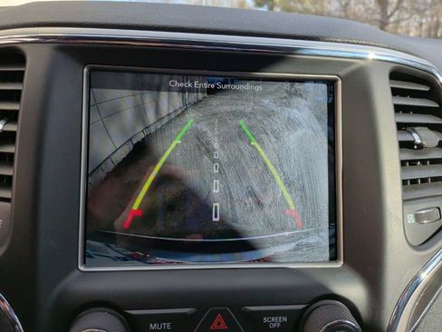 Used 2018 Jeep Grand Cherokee Limited image 25