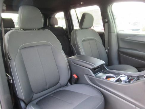 New 2025 Jeep Grand Cherokee Laredo image 9