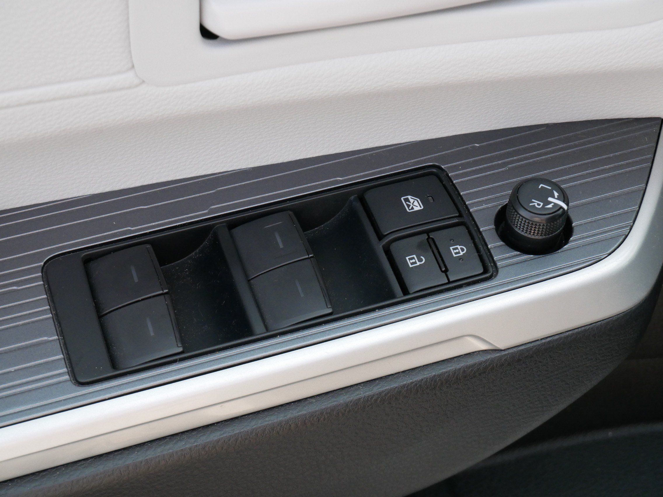 Certified 2026 Toyota Sienna LE FWD image 19