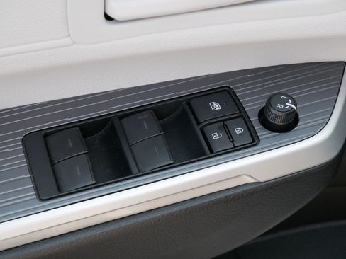 Certified 2026 Toyota Sienna LE FWD image 19