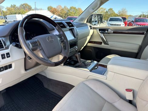 Used 2019 Lexus GX 460 image 32