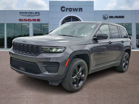 Used 2023 Jeep Grand Cherokee Altitude AWD/4WD image 3