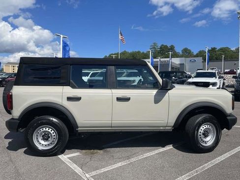 New 2025 Ford Bronco 4-Door image 2
