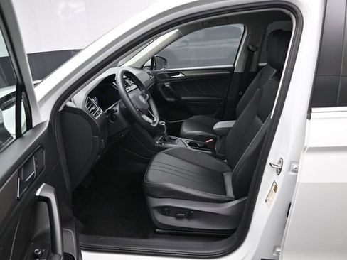 Used 2023 Volkswagen Tiguan SE FWD image 9
