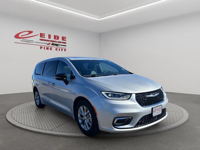 Used 2026 Chrysler Pacifica Limited FWD image 12