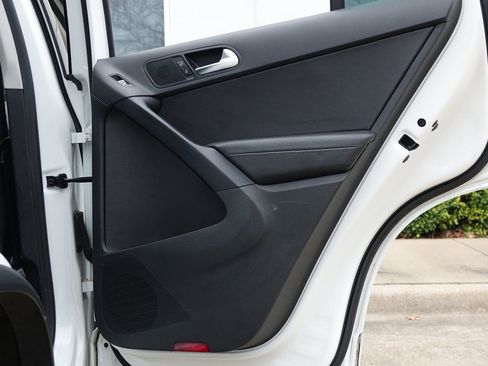 Used 2017 Volkswagen Tiguan Sport image 39