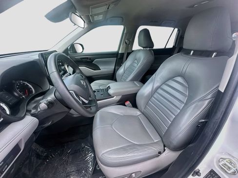 Used 2022 Toyota Highlander LE FWD image 21