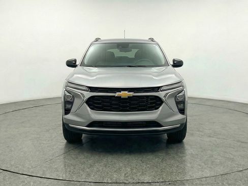 Used 2025 Chevrolet Trax LT FWD image 2