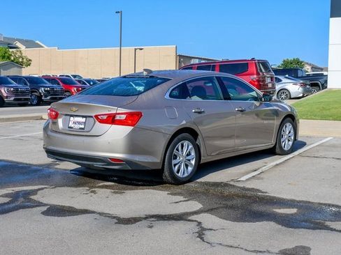 Used 2025 Chevrolet Malibu LT image 3