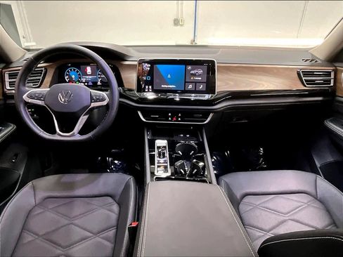 Used 2025 Volkswagen Atlas SE w/ Black Wheel Package image 17