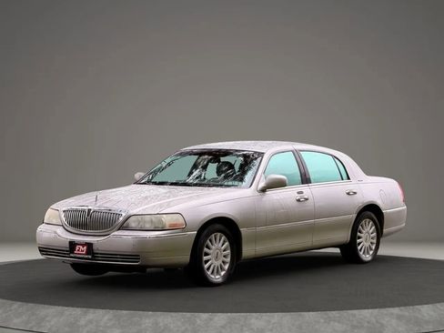 Used 2005 Lincoln Town Car Signature image 1