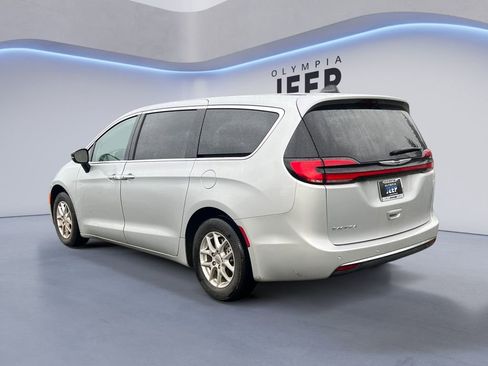 Certified 2024 Chrysler Pacifica Touring-L image 3