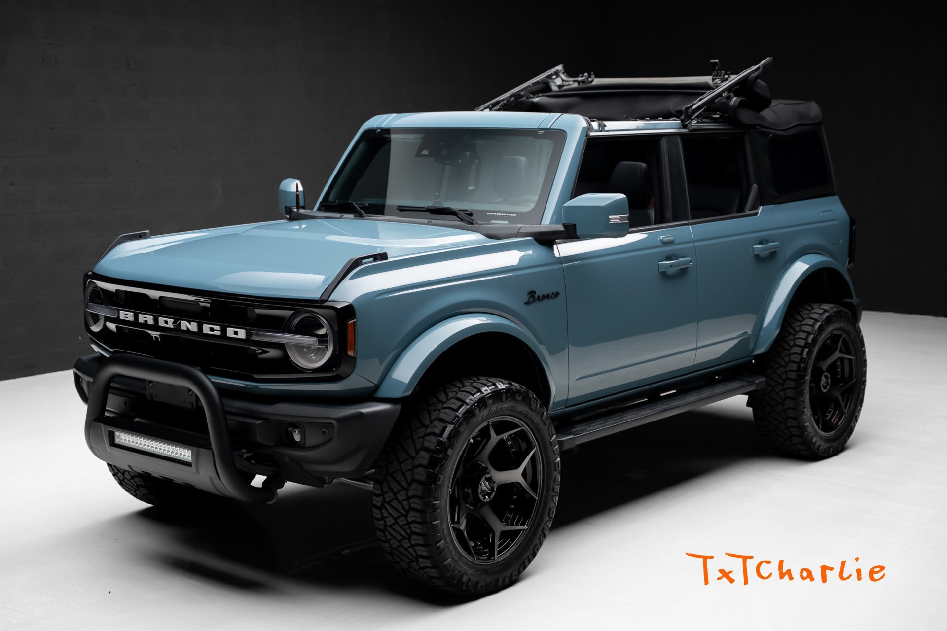 Used 2023 Ford Bronco Outer Banks AWD/4WD image 1
