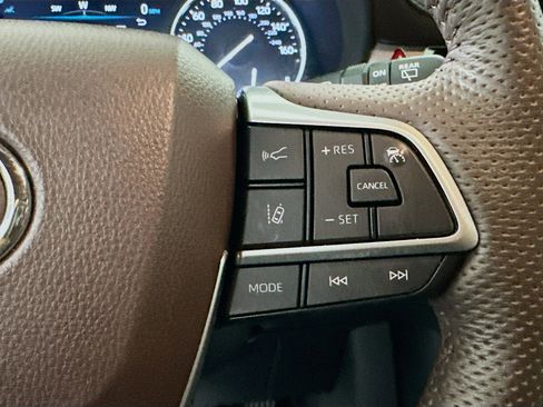 Used 2024 Toyota Sienna Platinum image 17