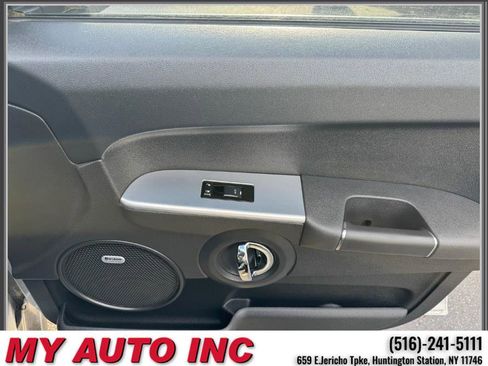 Used 2010 Jeep Commander Sport w/ Sun/Sound Group image 30