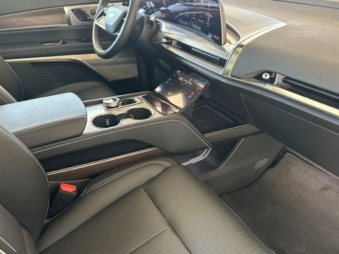 New 2026 Cadillac Vistiq Luxury image 16