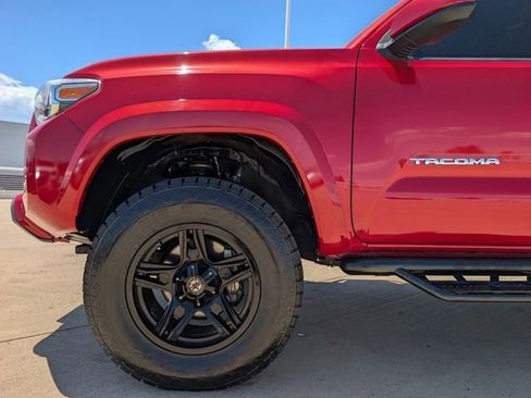 Used 2018 Toyota Tacoma SR5 AWD/4WD image 13