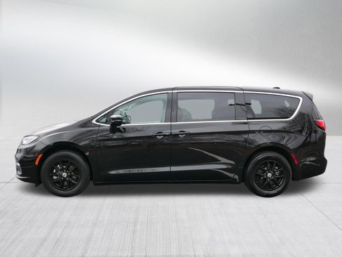 Used 2024 Chrysler Pacifica Touring-L FWD image 4