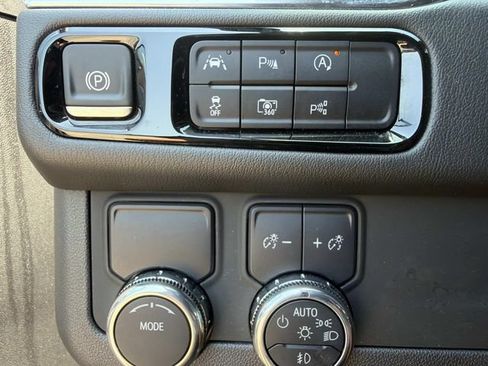 Used 2025 GMC Yukon Denali RWD image 25