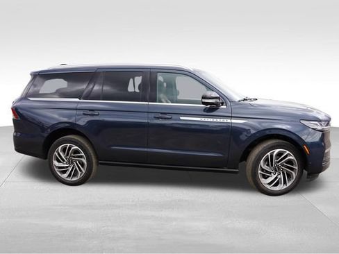 Used 2025 Lincoln Navigator Reserve AWD/4WD image 3