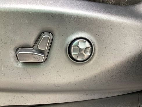Used 2023 Chrysler Pacifica Touring-L FWD image 16