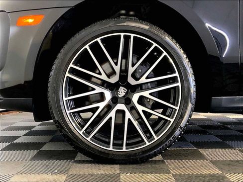 Certified 2023 Porsche Macan AWD/4WD image 11