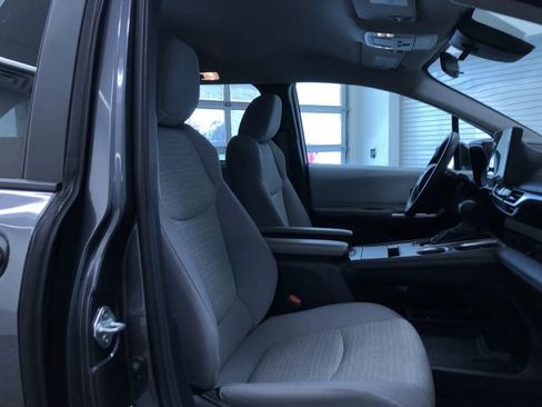 Used 2025 Toyota Sienna LE image 24
