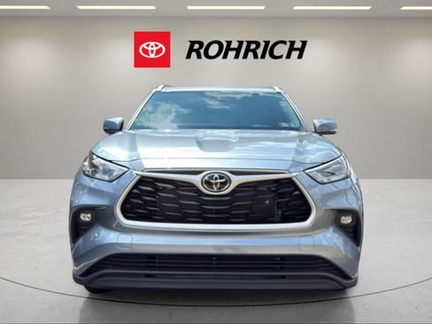 Used 2024 Toyota Highlander XLE AWD/4WD image 2