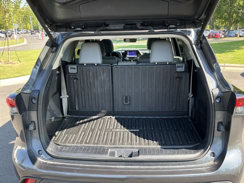 Used 2024 Toyota Highlander XLE AWD/4WD image 33