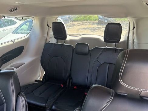 Used 2023 Chrysler Pacifica Touring-L w/ Uconnect Theater Family Group AWD/4WD image 17