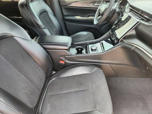 Used 2023 Jeep Grand Cherokee Altitude RWD image 13