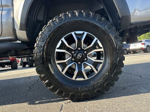 Used 2016 Toyota Tacoma TRD Off-Road w/ Premium & Technology Package AWD/4WD image 19