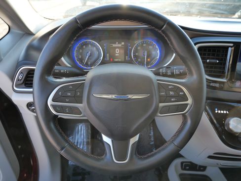 Used 2017 Chrysler Pacifica Touring-L image 26