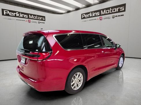Used 2025 Chrysler Pacifica Select FWD image 5