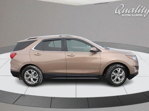 Used 2018 Chevrolet Equinox LT w/ Sun & Infotainment Package image 3