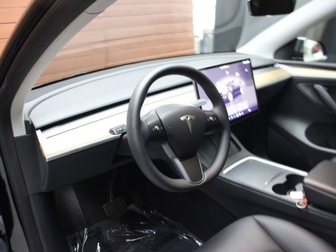 Used 2023 Tesla Model Y Long Range image 18