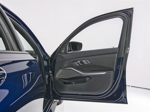 Used 2023 BMW M3 w/ M Carbon Exterior Package RWD image 28