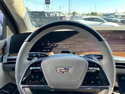 Used 2025 Cadillac Escalade Sport Platinum w/ LPO, ONYX Package image 36