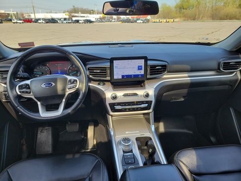 Used 2021 Ford Explorer XLT w/ Equipment Group 202A AWD/4WD image 19