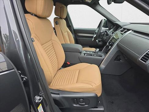 New 2025 Land Rover Discovery Dynamic SE image 10