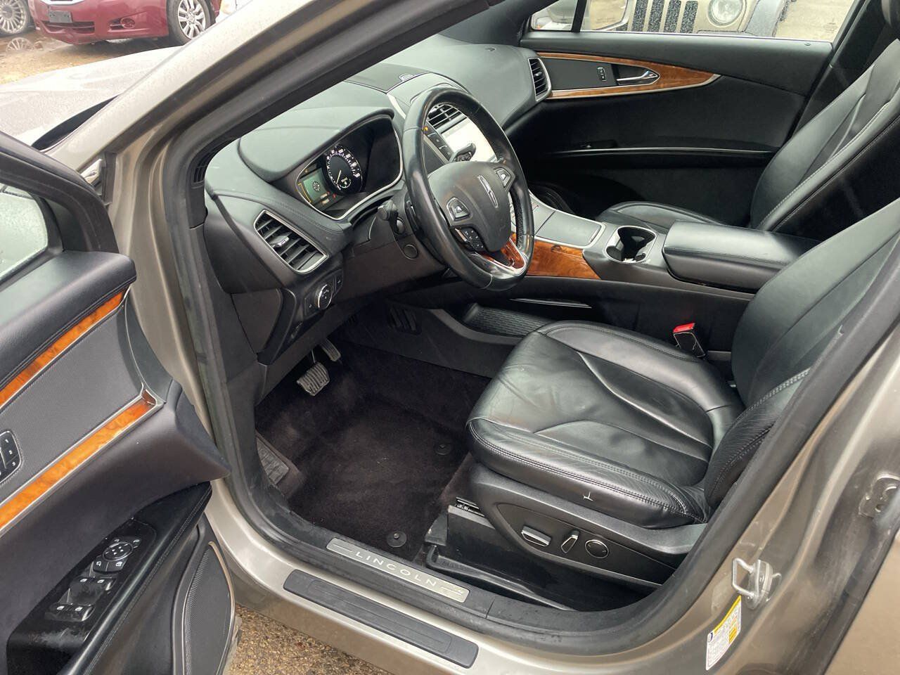 Used 2016 Lincoln MKX Reserve w/ Climate Package FWD image 9