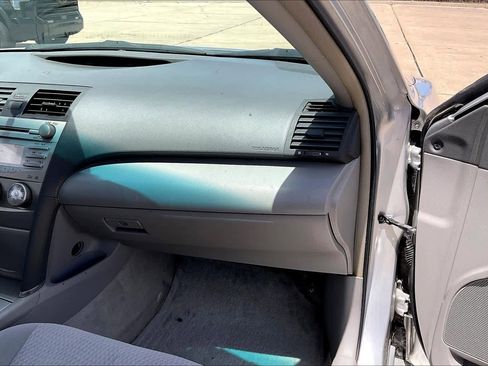 Used 2010 Toyota Camry LE image 19