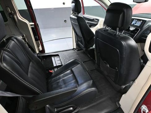 Used 2016 Chrysler Town & Country Touring-L FWD image 35