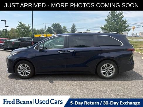 Used 2023 Toyota Sienna Limited AWD/4WD image 4