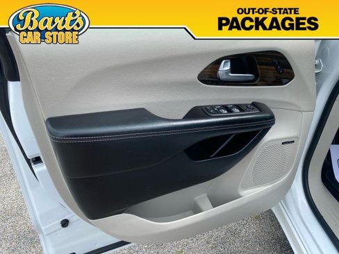 Used 2022 Chrysler Pacifica Limited FWD image 24