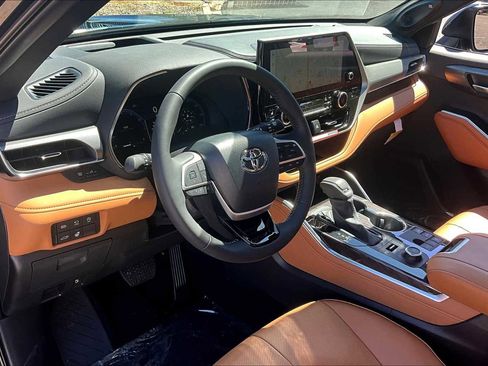 Used 2025 Toyota Highlander Platinum image 17