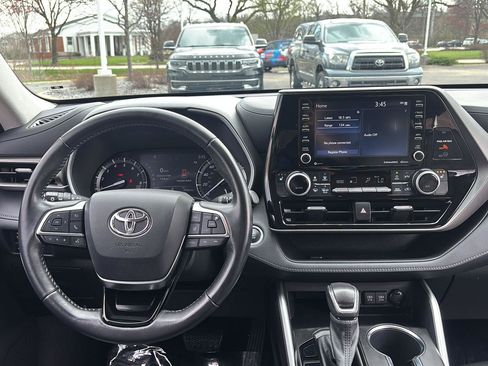 Used 2021 Toyota Highlander XLE image 15