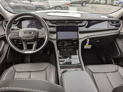 Used 2023 Jeep Grand Cherokee 4WD 4xe w/ Luxury Tech Group II image 17
