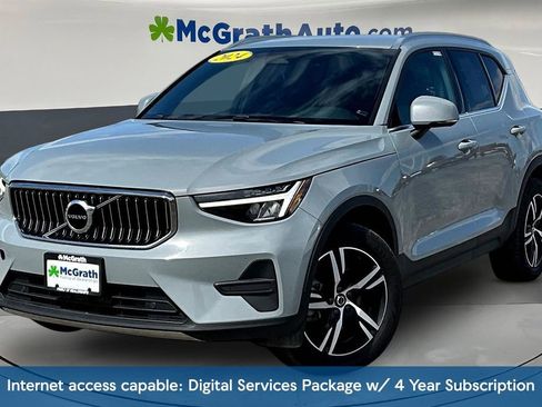 Used 2024 Volvo XC40 B5 Core AWD/4WD image 3