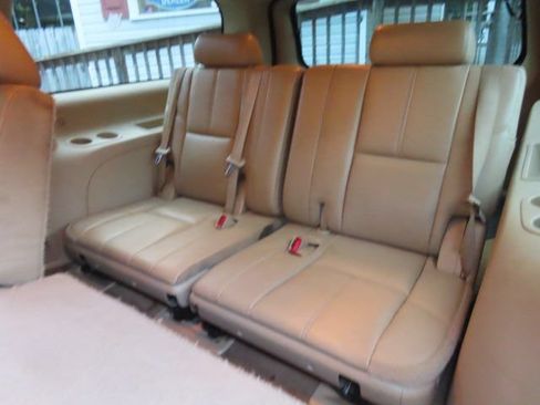 Used 2014 Chevrolet Suburban LT RWD image 13